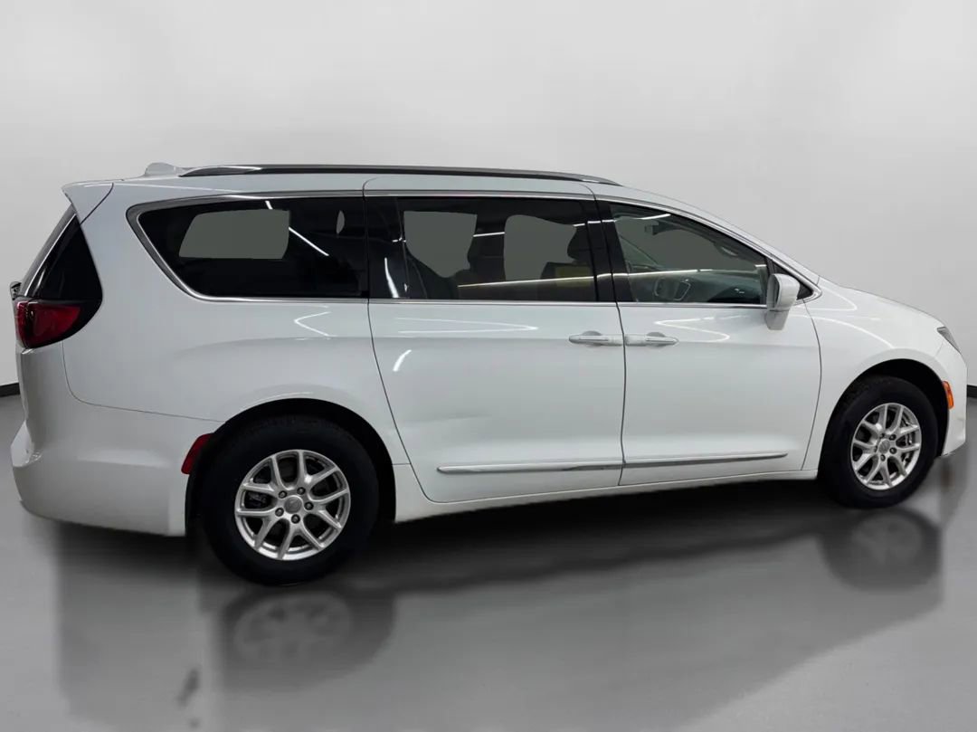 Used 2020 Chrysler Pacifica Touring-L FWD image 11