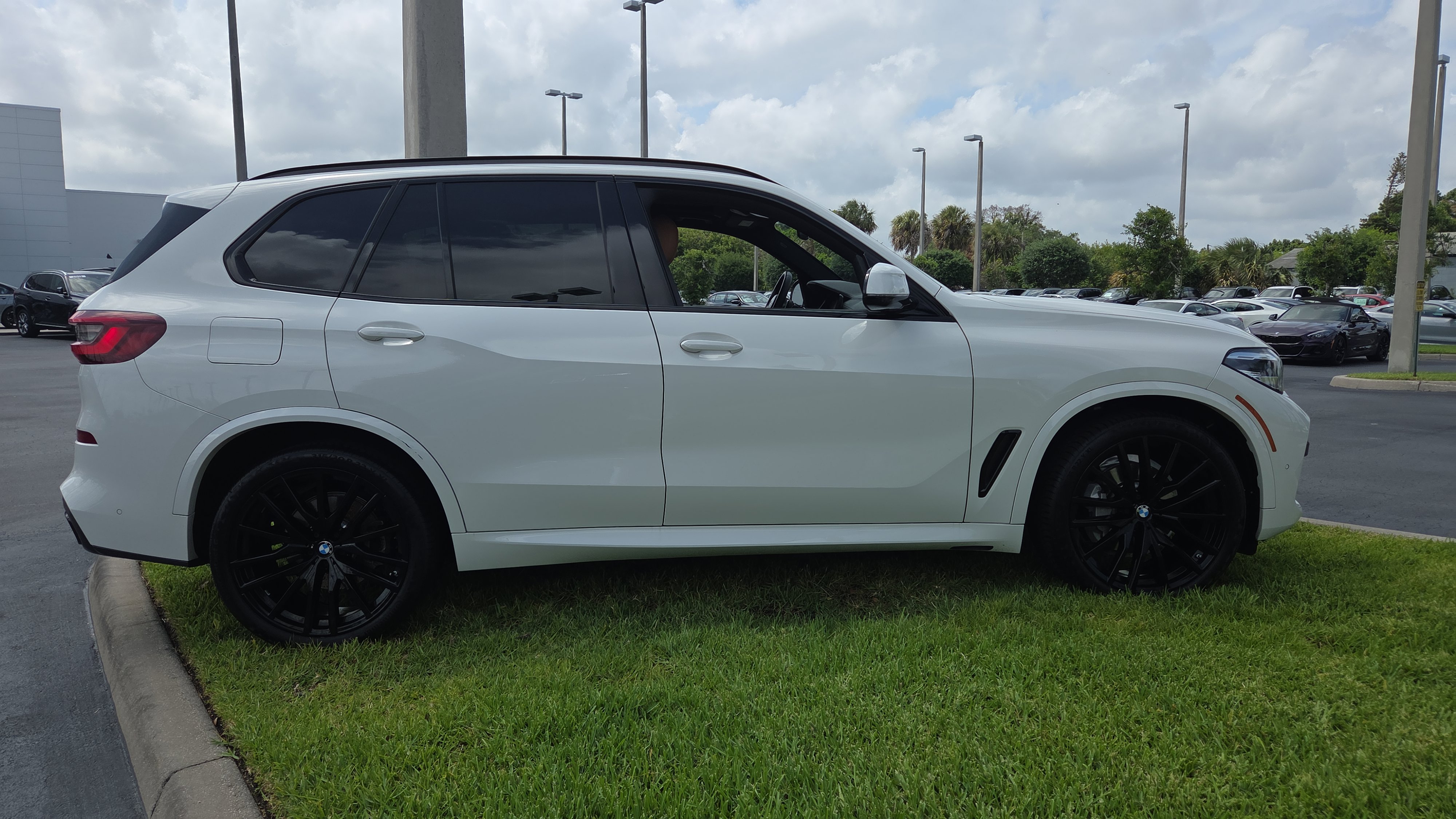 Certified 2023 BMW X5 sDrive40i w/ M Sport Package RWD image 5