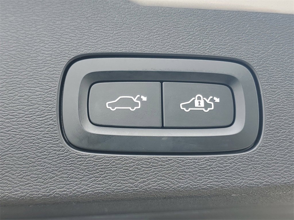 Certified 2025 Volvo V60 B5 Cross Country Plus image 10