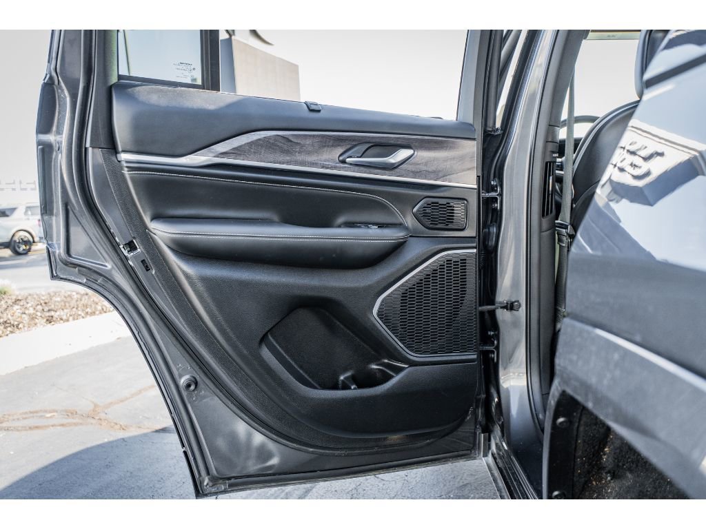 Used 2023 Jeep Grand Cherokee Overland w/ Adv Protech Group III image 22