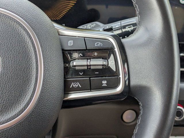 Used 2025 Kia Carnival FWD image 17