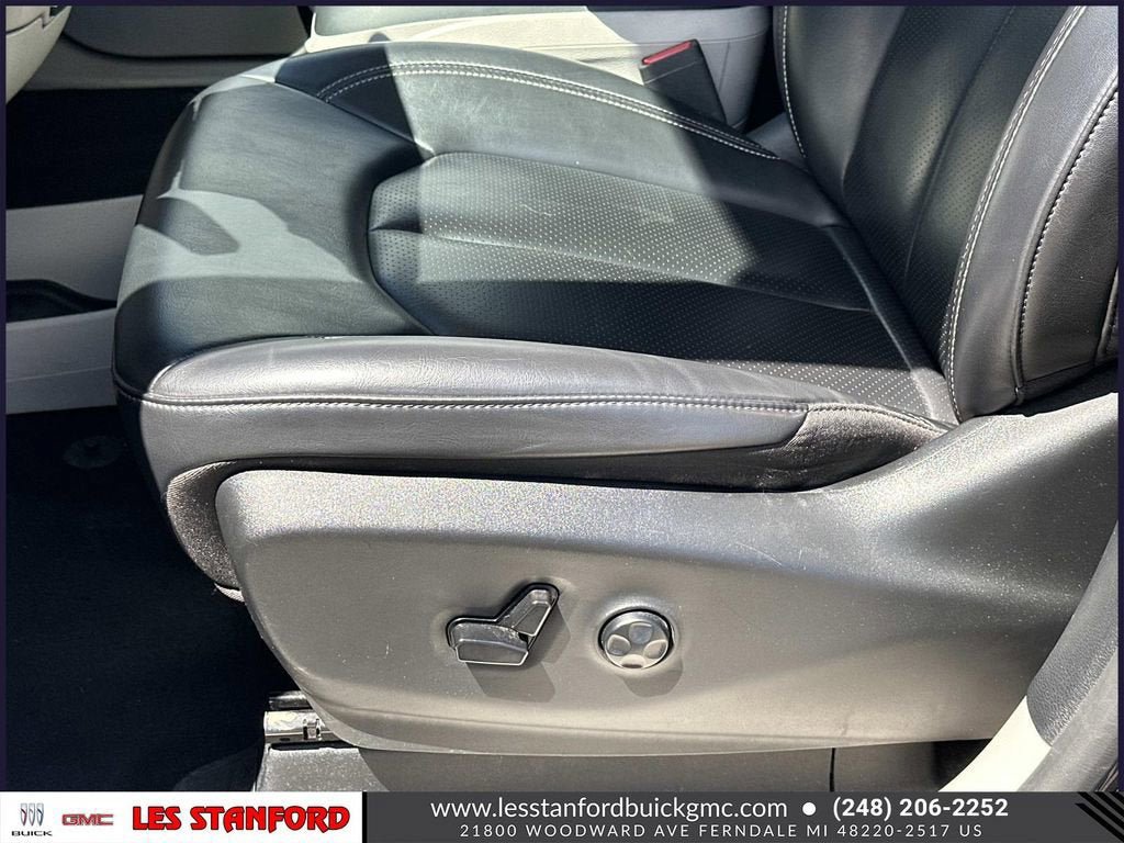 Used 2023 Chrysler Pacifica Touring-L FWD image 19