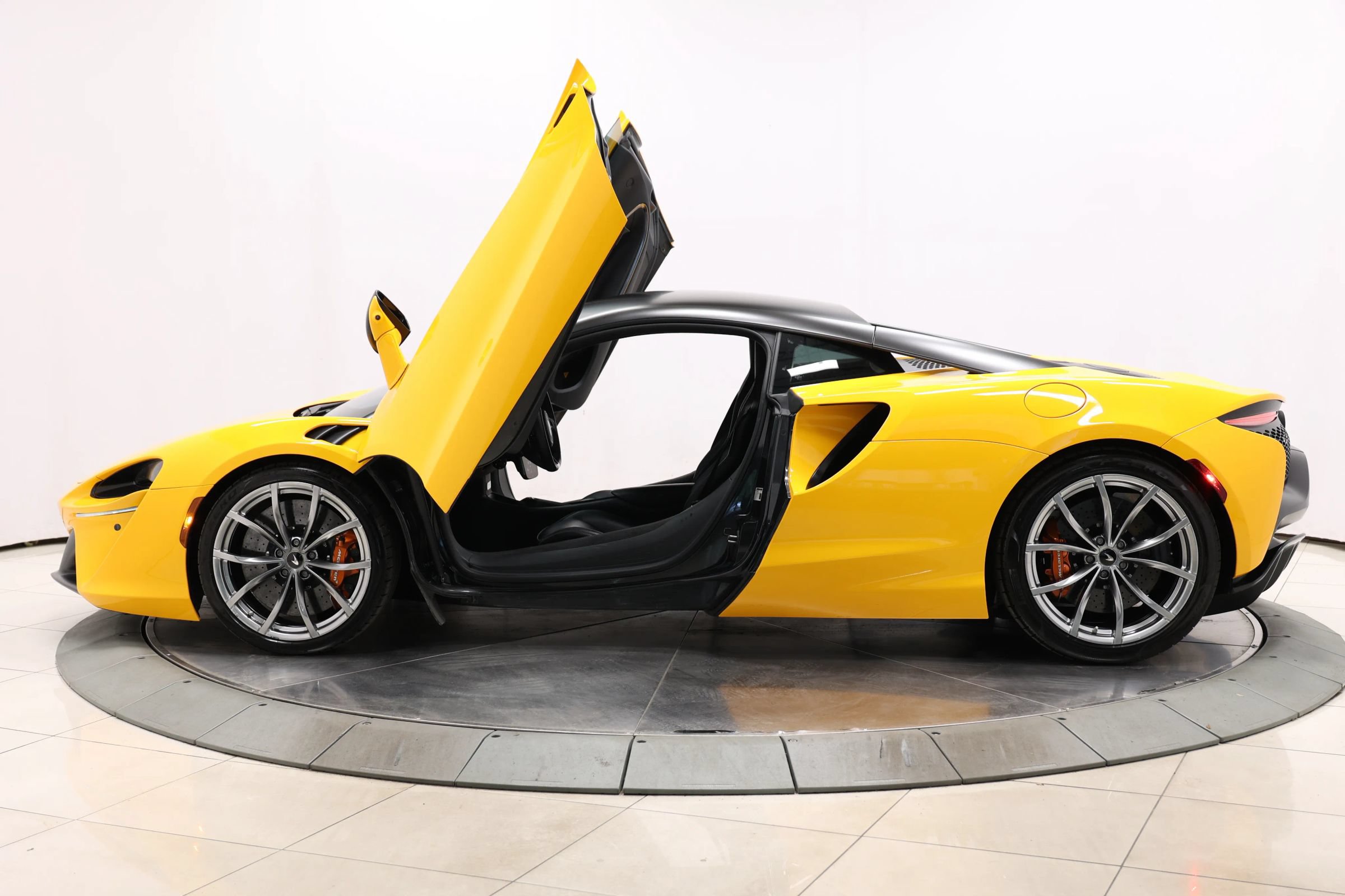 Used 2023 McLaren Artura RWD image 10
