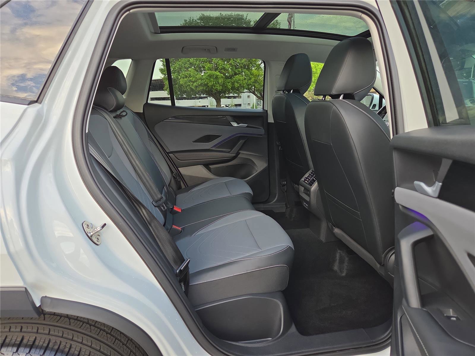 Certified 2025 Volkswagen Tiguan SE w/ Panoramic Sunroof Package image 29