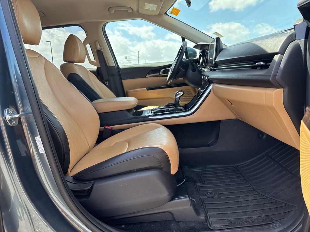 Used 2023 Kia Carnival EX image 10