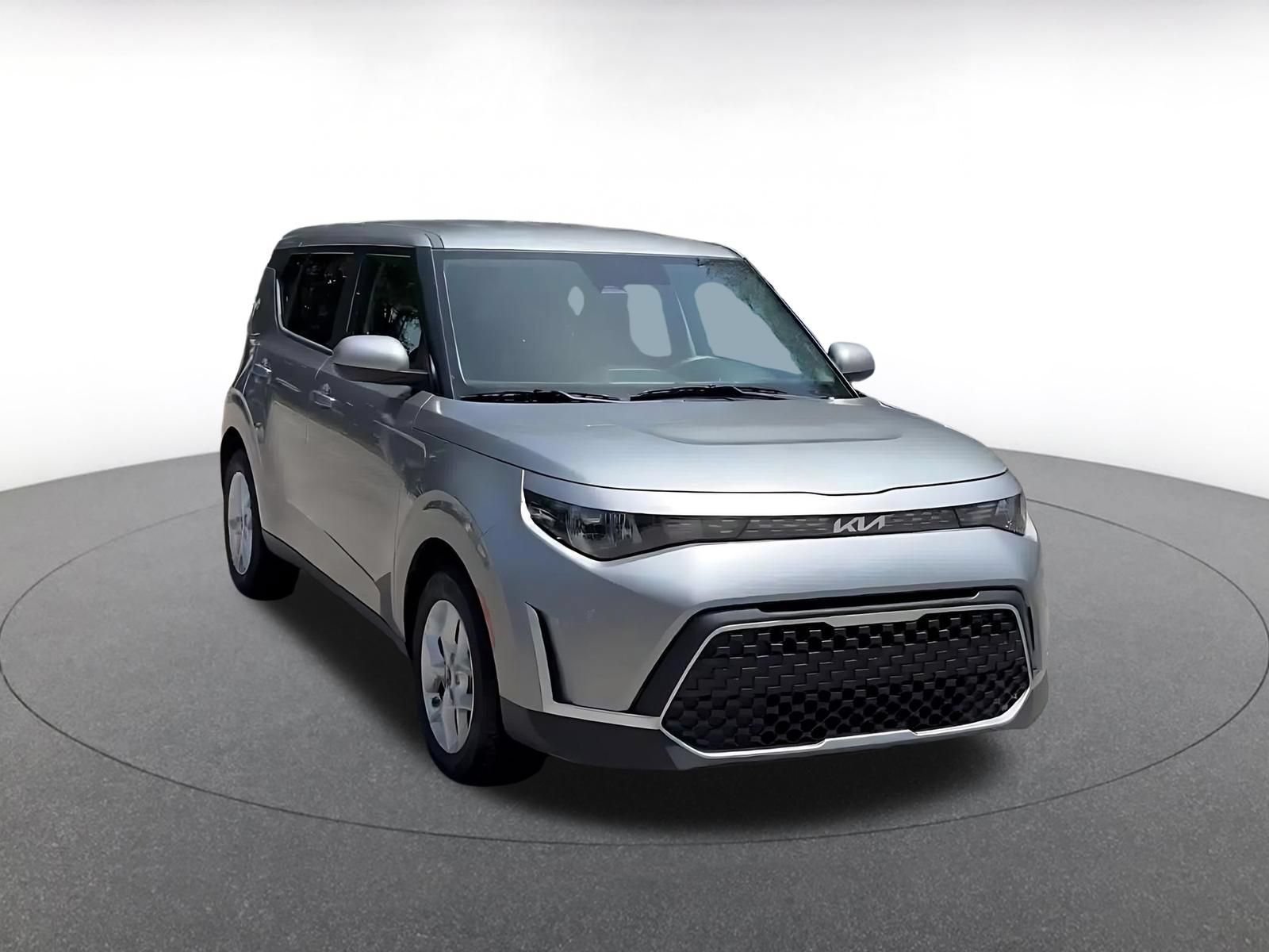 Used 2025 Kia Soul LX w/ LX Technology Package FWD image 3