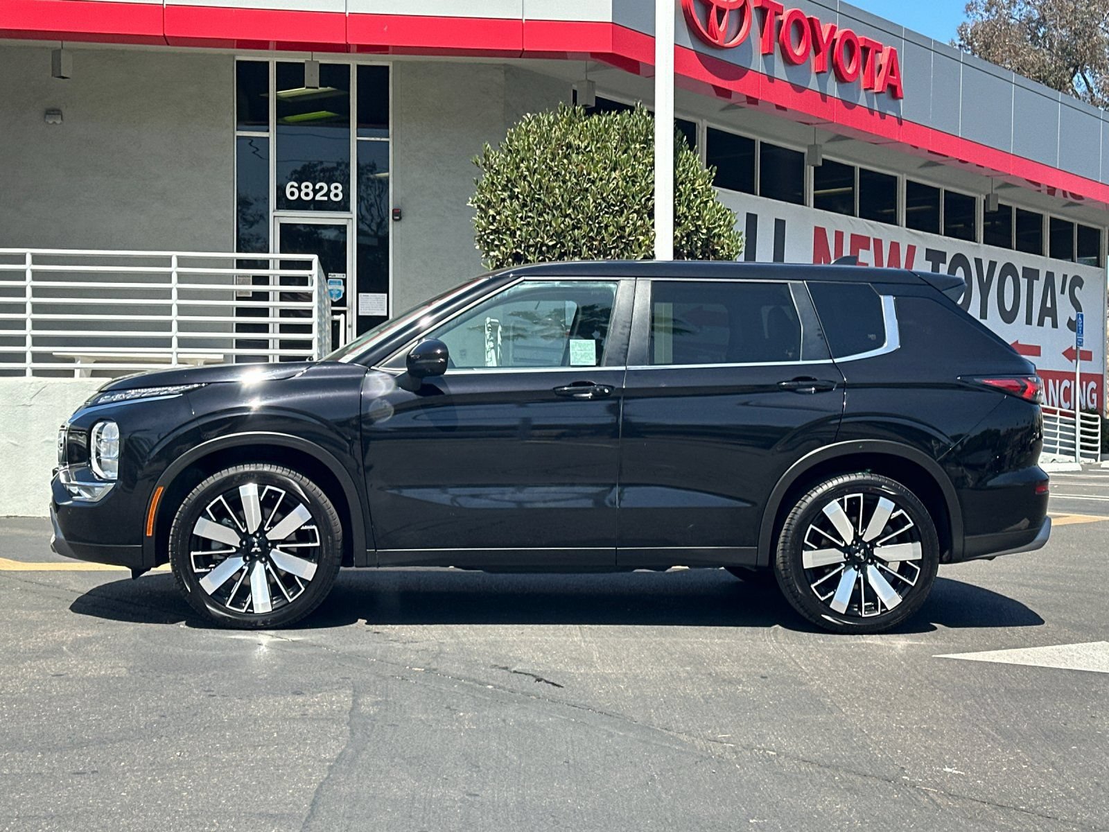 Used 2025 Mitsubishi Outlander SE FWD image 2