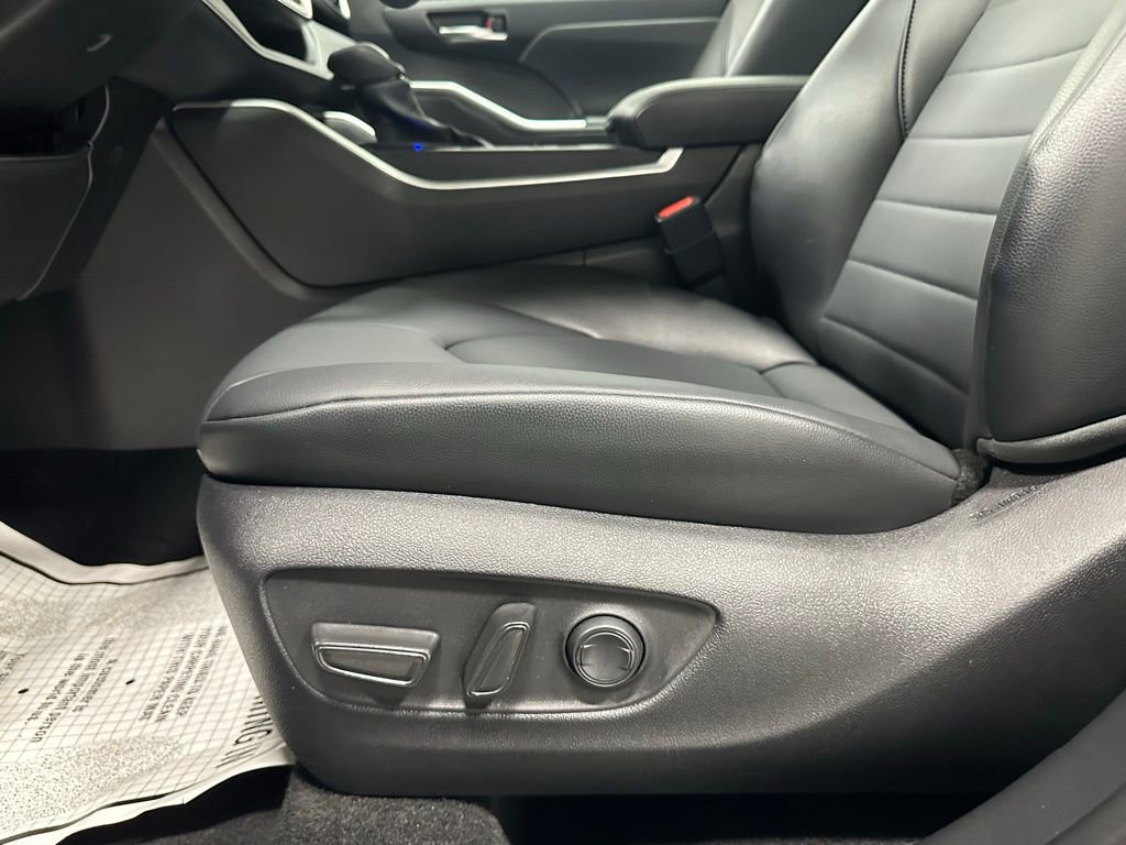 Used 2025 Toyota Highlander XLE image 12