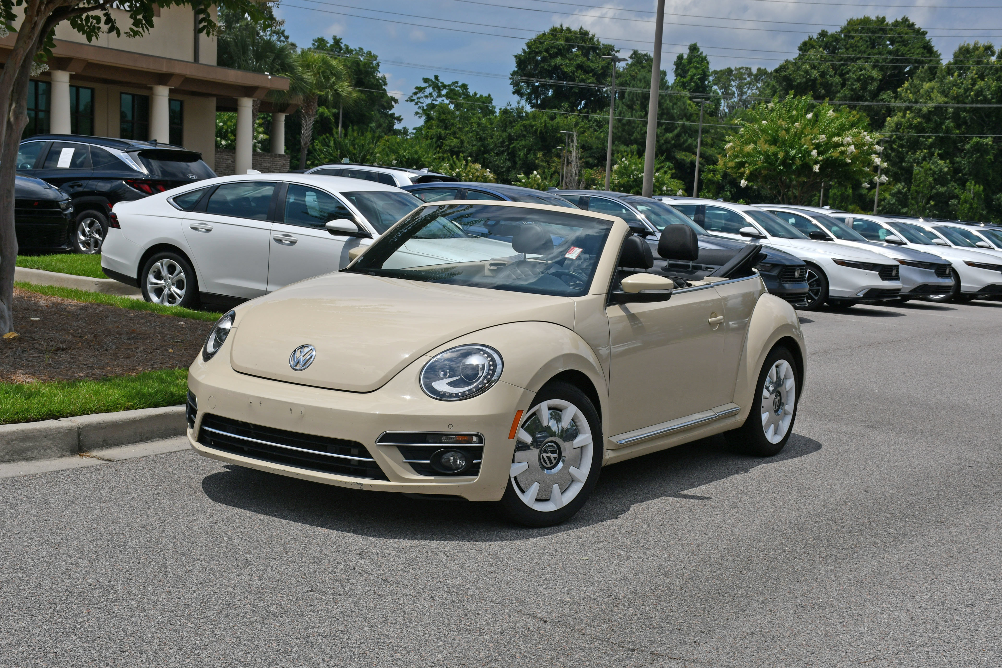 Used 2019 Volkswagen Beetle 2.0T Final Edition SEL FWD image 2