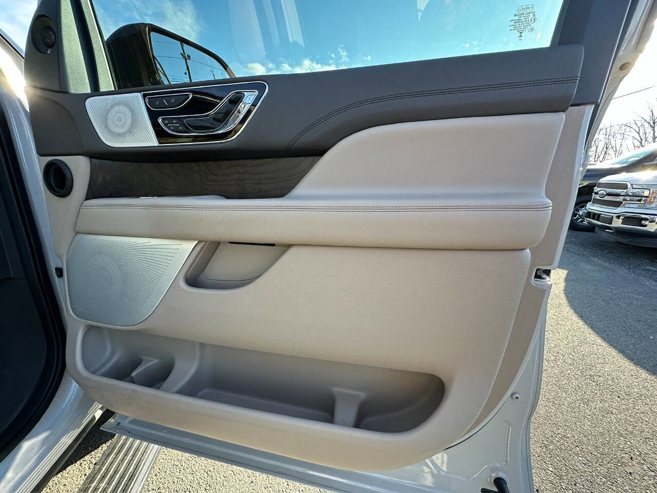 Used 2023 Lincoln Navigator Reserve image 16