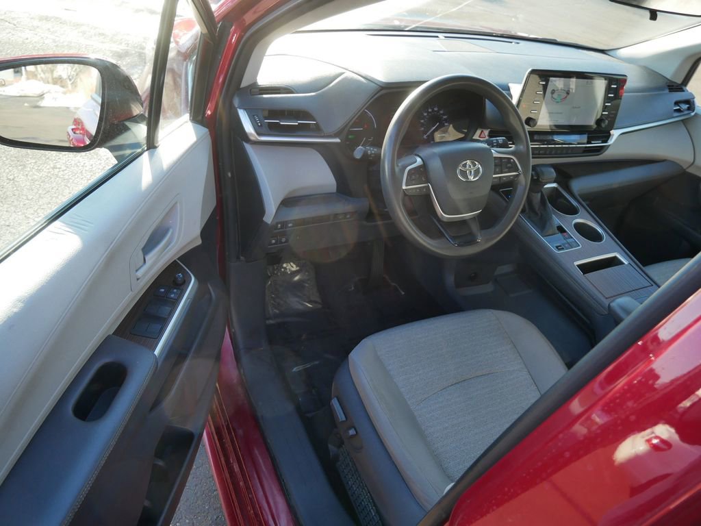 Certified 2021 Toyota Sienna LE image 10