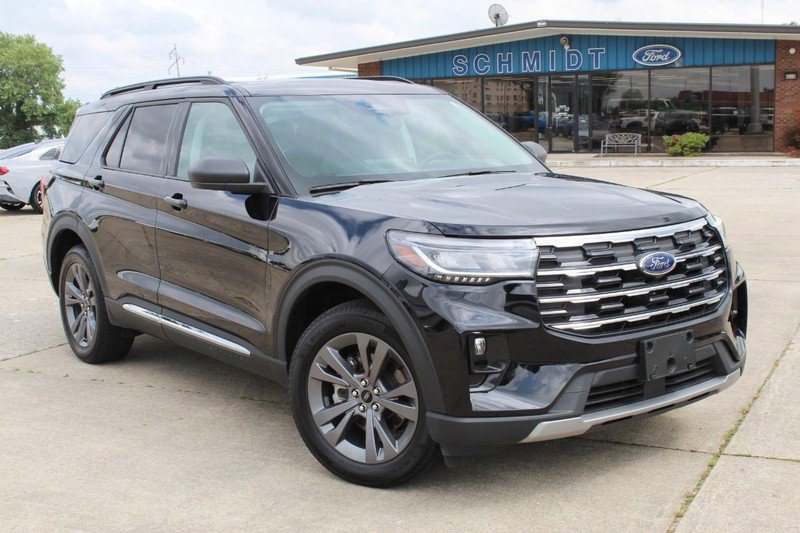 Used 2025 Ford Explorer Active w/ Active Comfort Package image 2