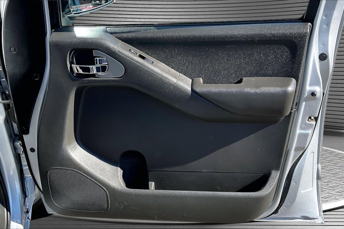 Used 2006 Nissan Frontier NISMO w/ (J01) Sunroof Pkg image 28