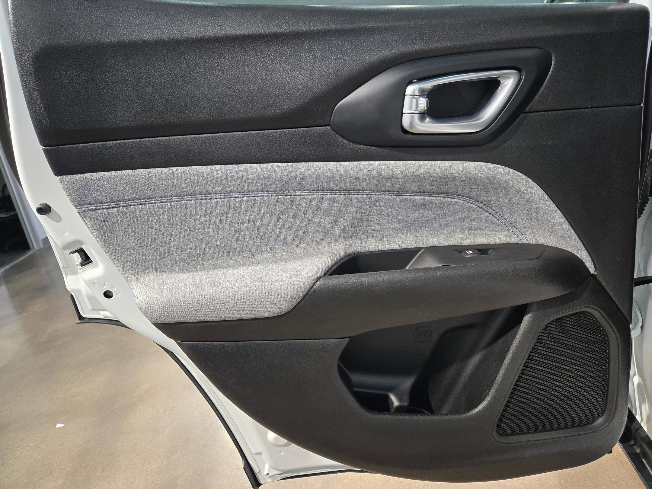 Used 2025 Jeep Compass Sport image 33