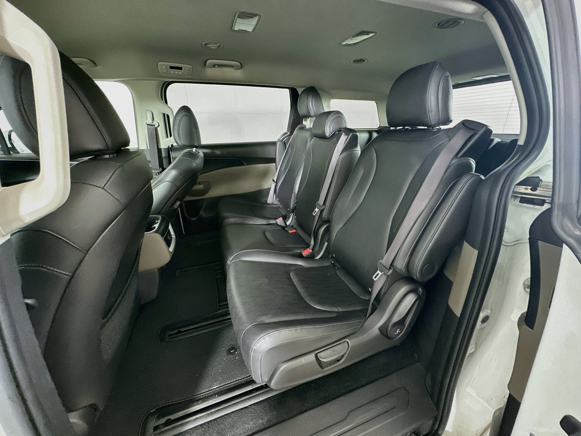 Used 2025 Kia Carnival FWD image 27