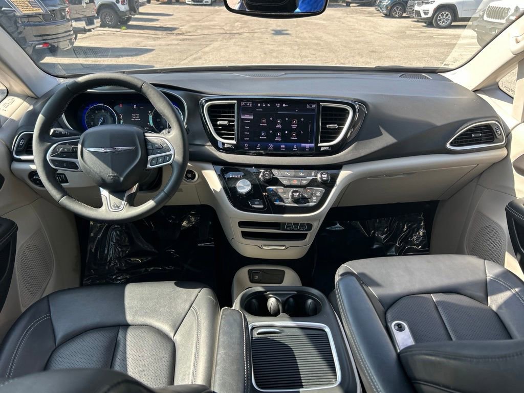 Used 2024 Chrysler Pacifica Touring-L FWD image 25