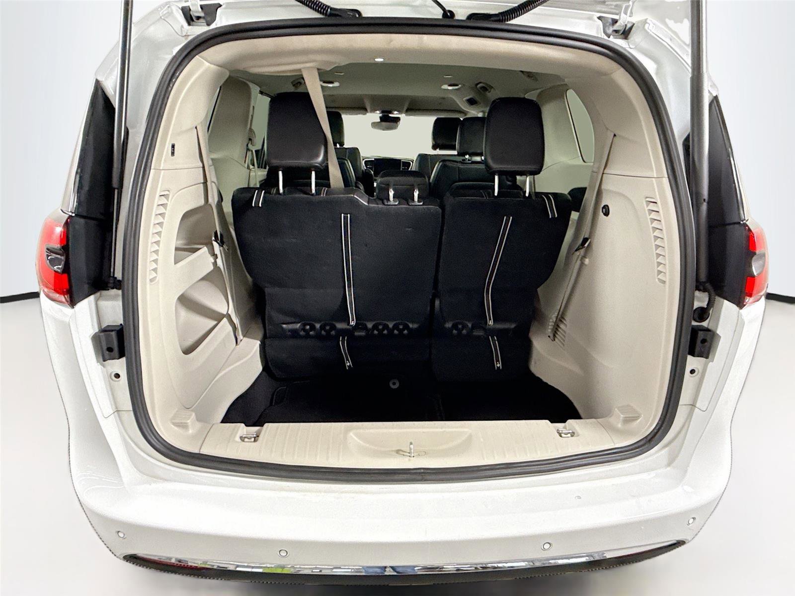 Used 2023 Chrysler Pacifica Touring-L image 18