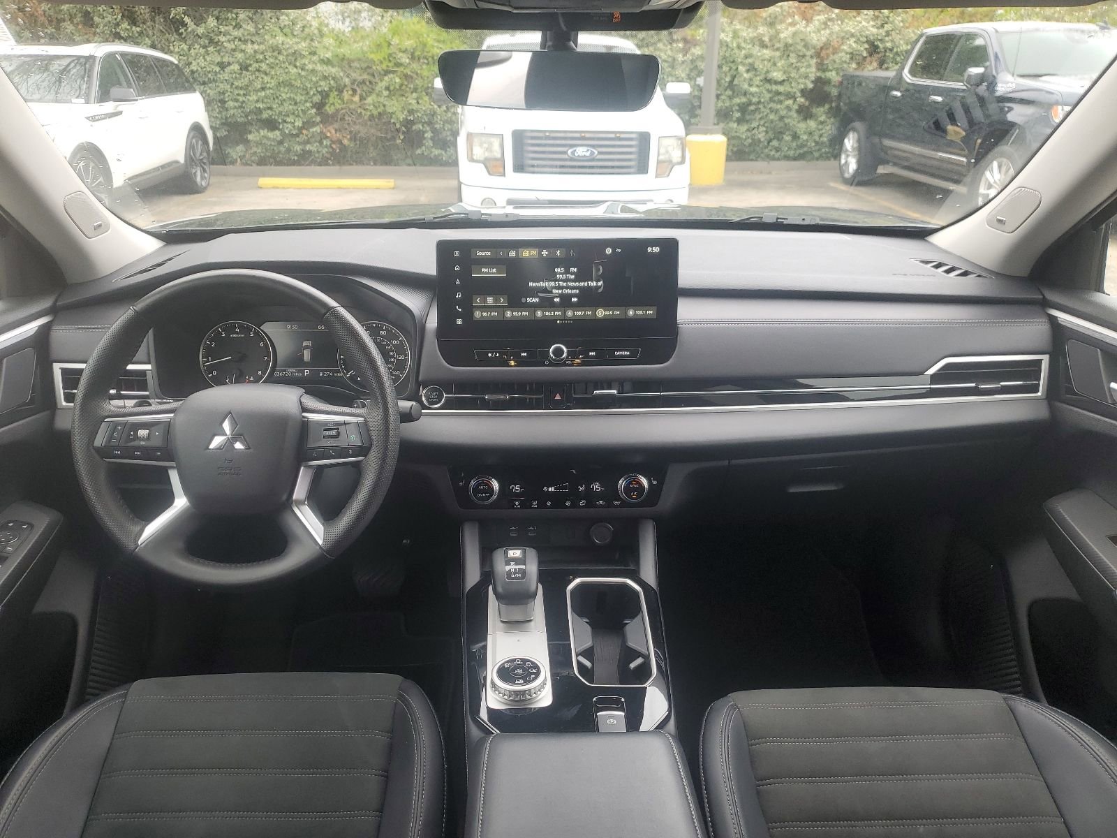 Used 2025 Mitsubishi Outlander SE image 9