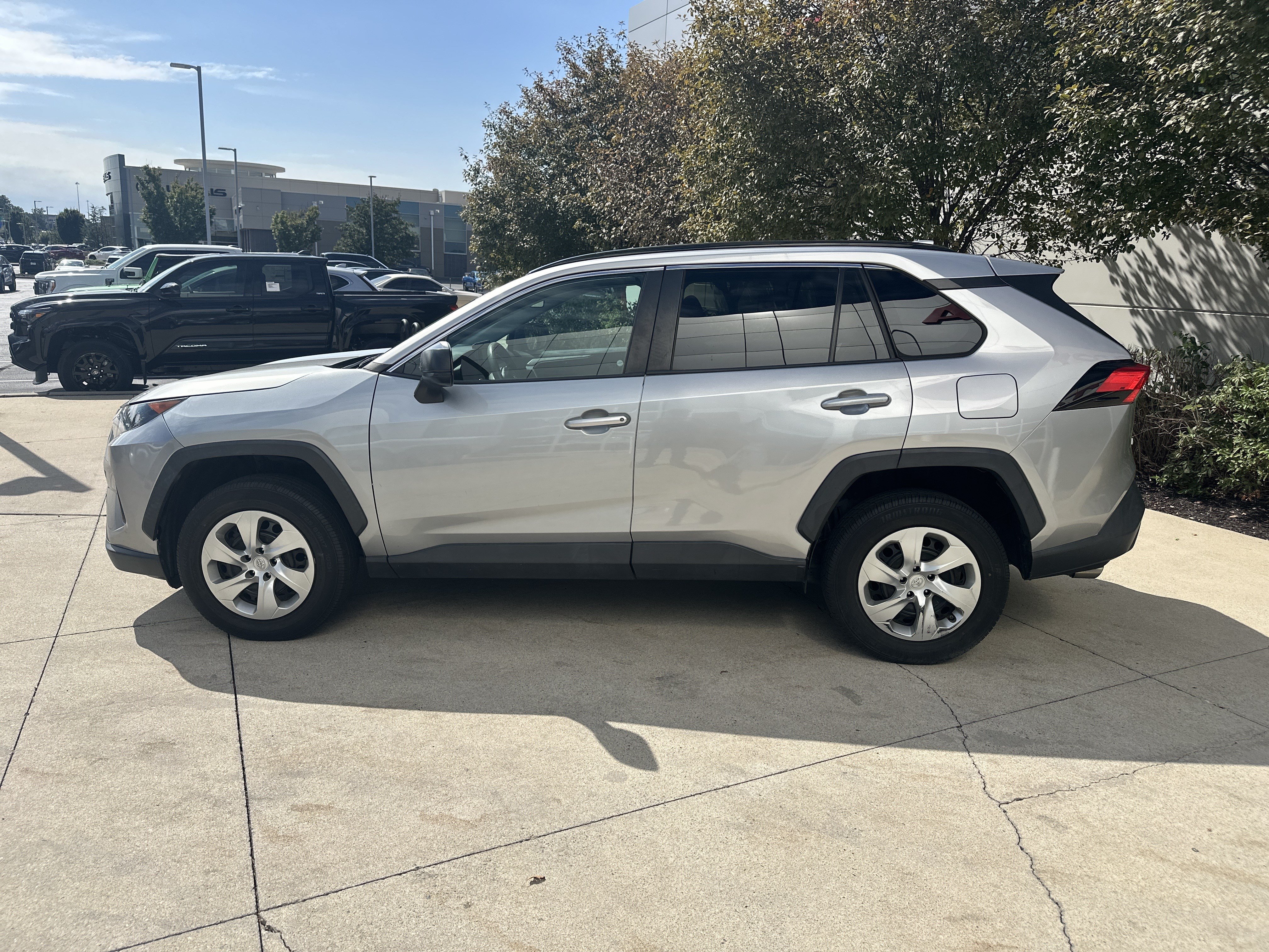 Used 2020 Toyota RAV4 LE FWD image 9