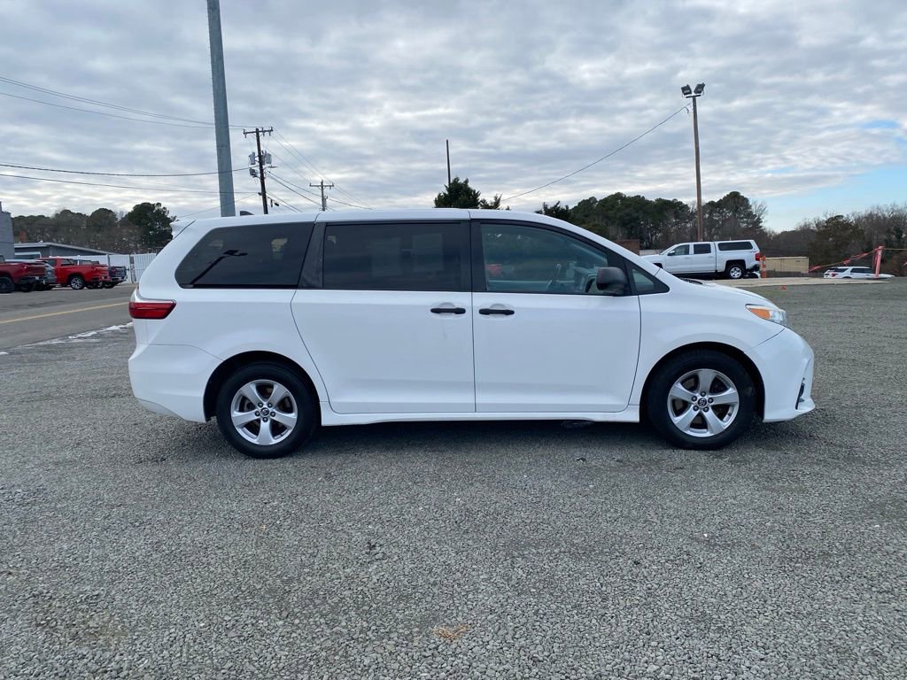 Used 2020 Toyota Sienna L image 2