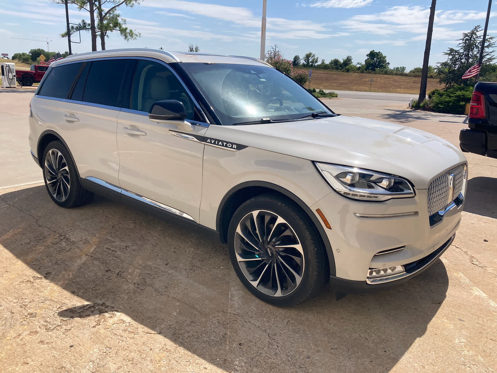 Used 2022 Lincoln Aviator Reserve w/ Equipment Group 201A AWD/4WD image 11