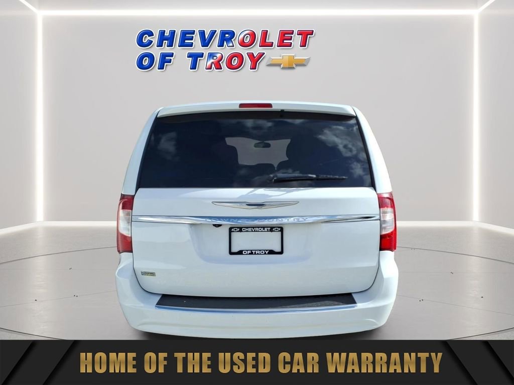 Used 2014 Chrysler Town & Country Touring FWD image 8