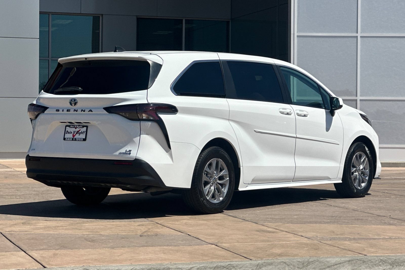Certified 2024 Toyota Sienna LE AWD/4WD image 4