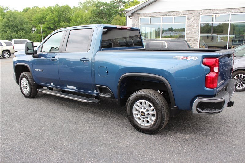 Used 2025 Chevrolet Silverado 2500 LT w/ Convenience Package AWD/4WD image 3