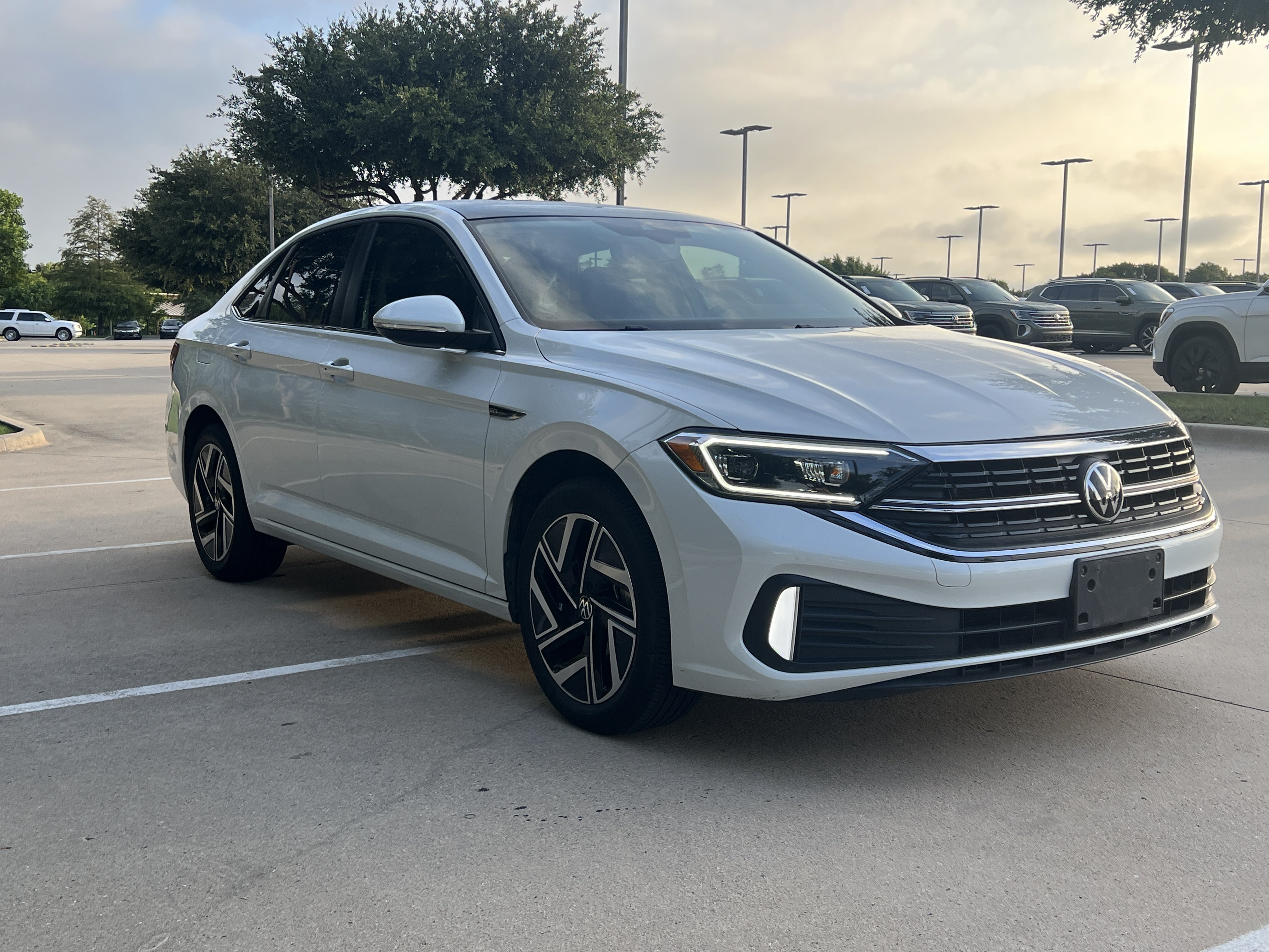 Certified 2022 Volkswagen Jetta SEL FWD image 2
