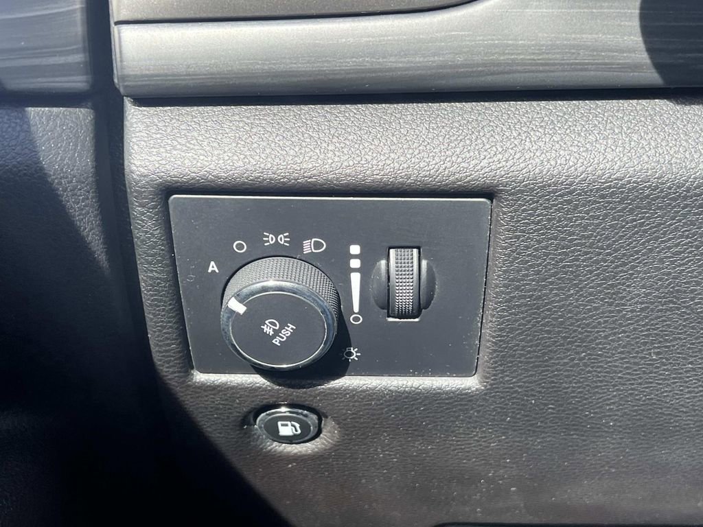 Used 2021 Jeep Grand Cherokee Laredo AWD/4WD image 23