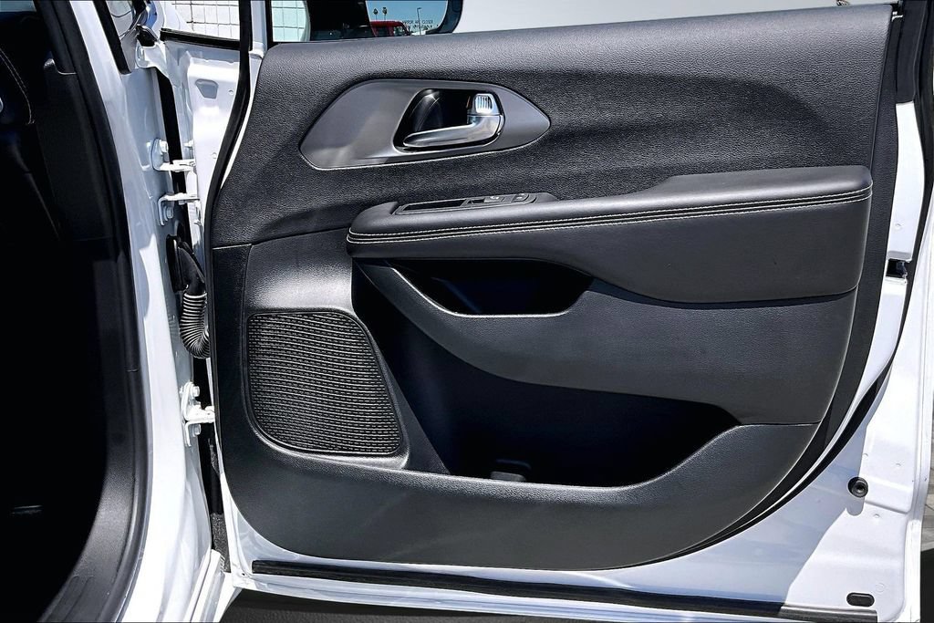 New 2027 Chrysler Pacifica Select FWD image 15