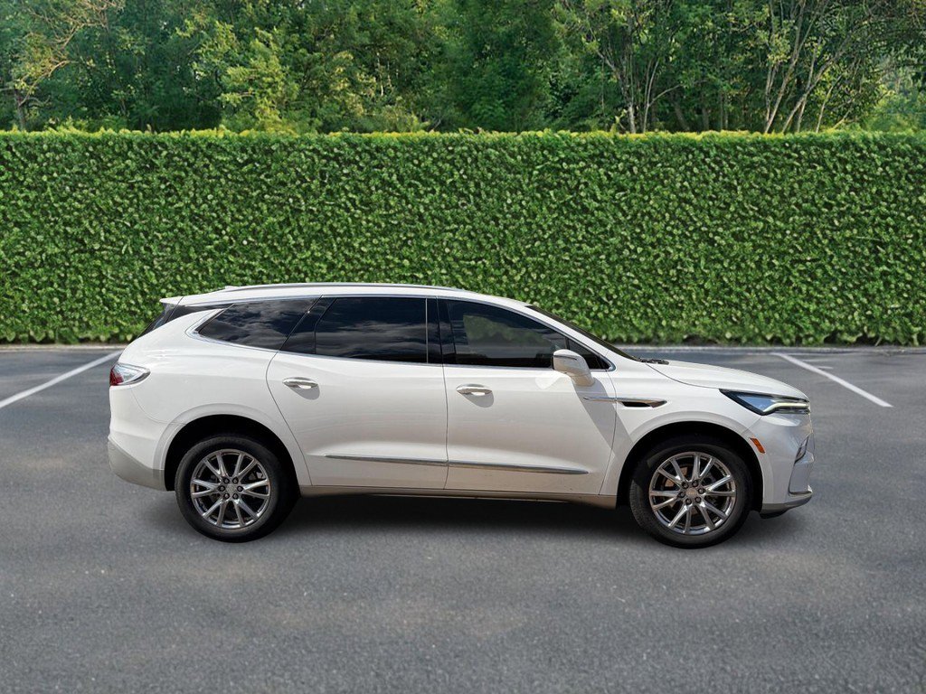 Used 2022 Buick Enclave Premium w/ Experience Buick Package FWD image 2