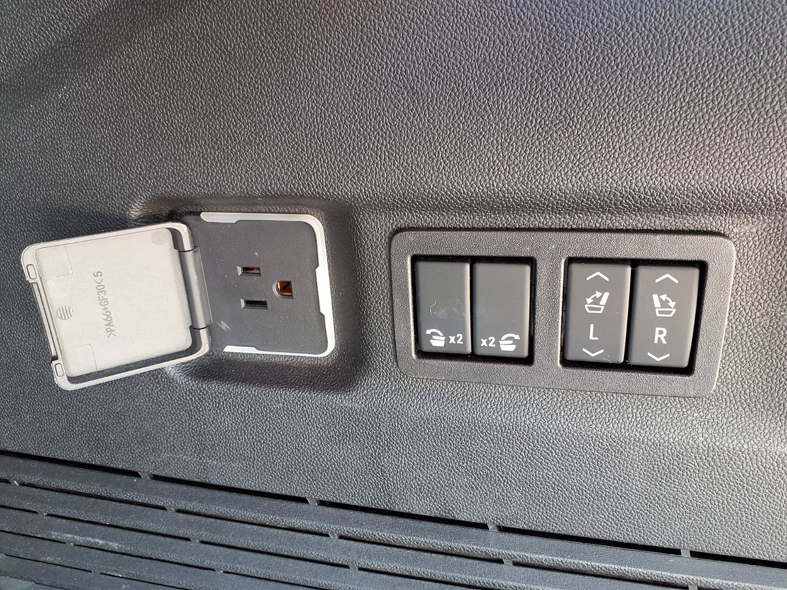 Used 2024 GMC Yukon XL Denali AWD/4WD image 35