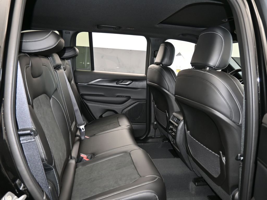 New 2025 Jeep Grand Cherokee Laredo image 34