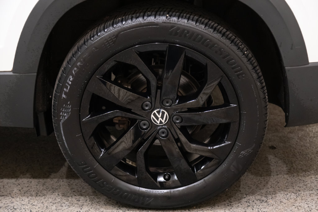 Used 2023 Volkswagen Taos SE w/ Panoramic Sunroof Package AWD/4WD image 9