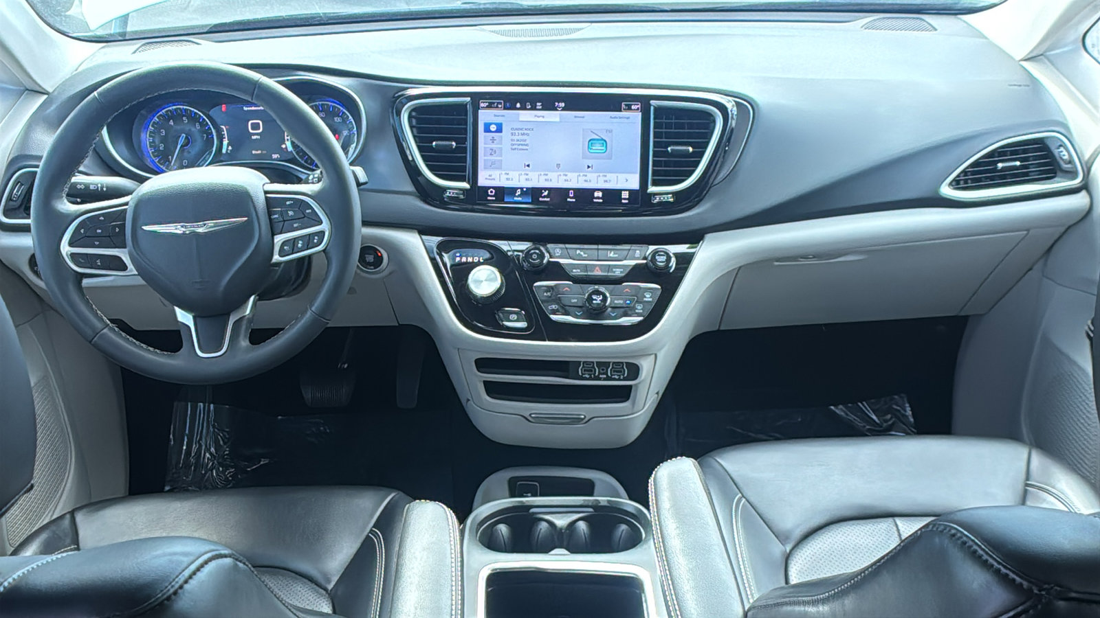 Used 2023 Chrysler Pacifica Touring-L image 22
