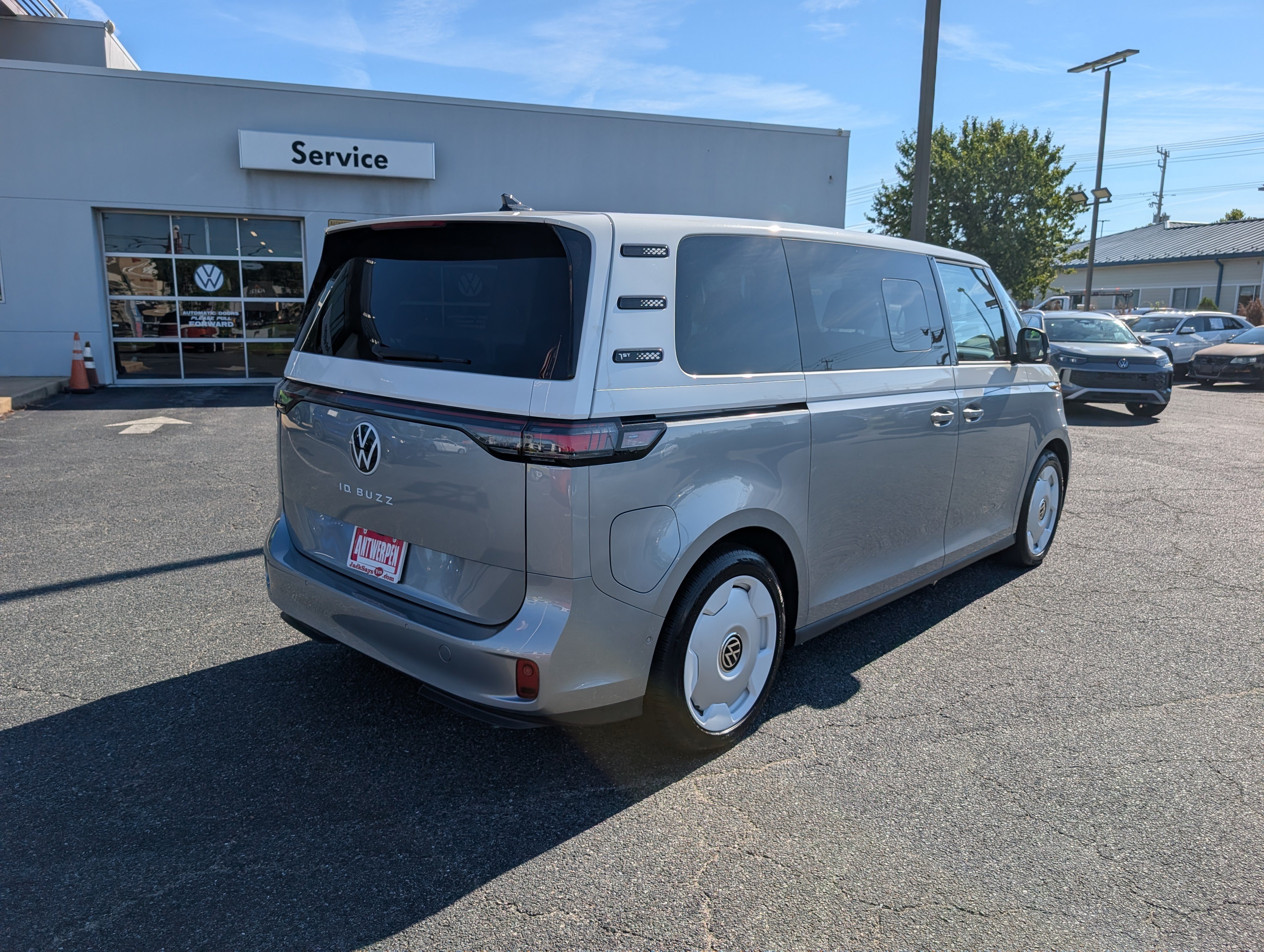 Used 2025 Volkswagen ID. Buzz 1st Edition RWD image 3