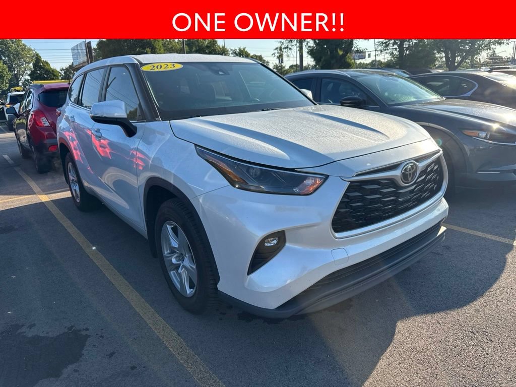 Used 2023 Toyota Highlander LE AWD/4WD image 3