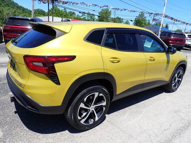 Used 2024 Chevrolet Trax RS w/ Sunroof Package FWD image 8