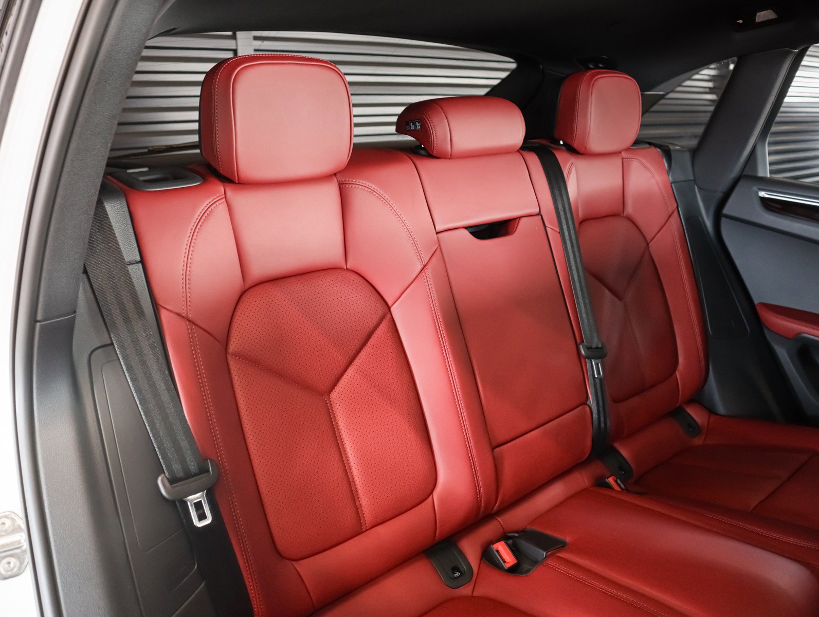 Certified 2024 Porsche Macan AWD/4WD image 6