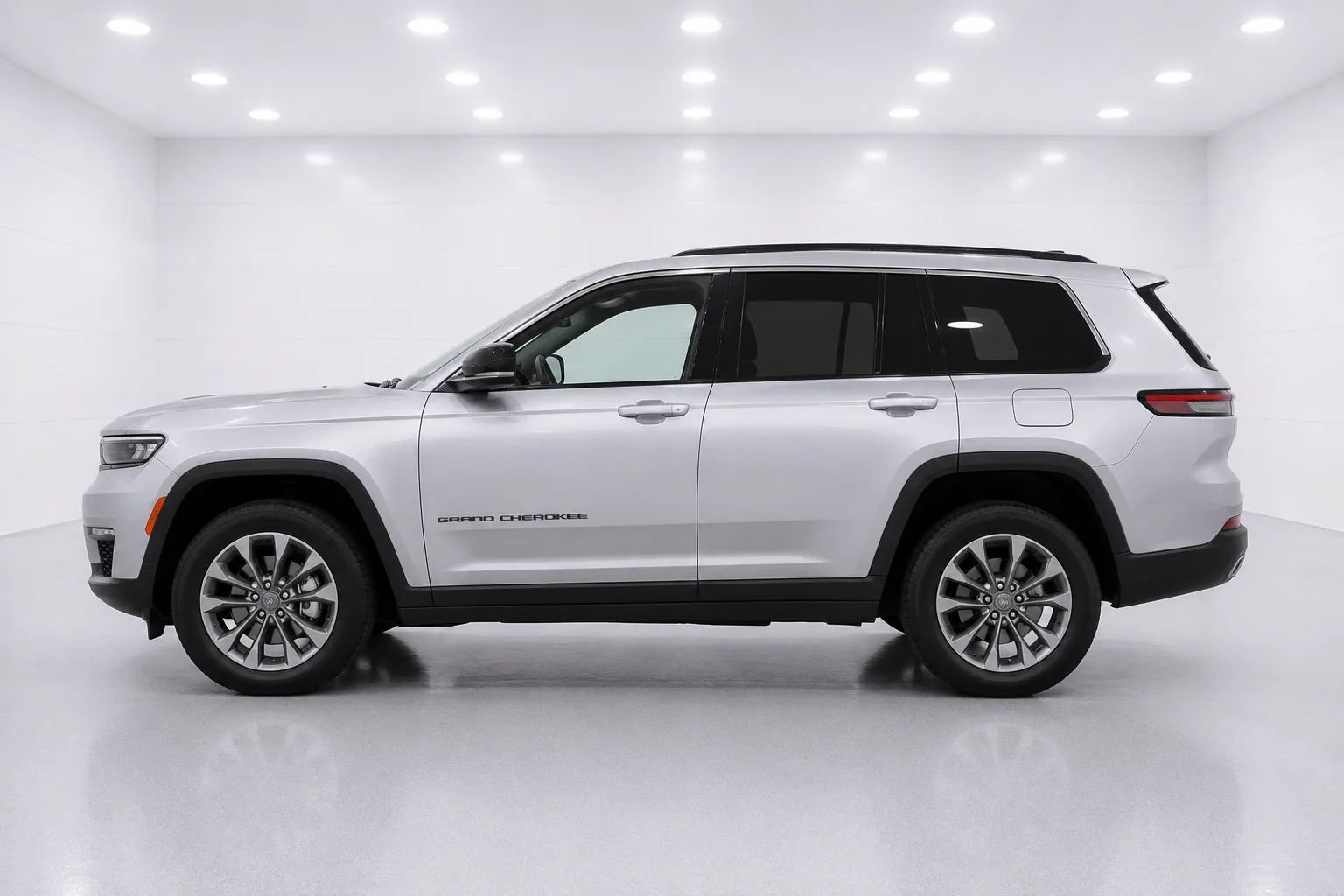 Used 2023 Jeep Grand Cherokee L Limited w/ Black Appearance Package AWD/4WD image 2