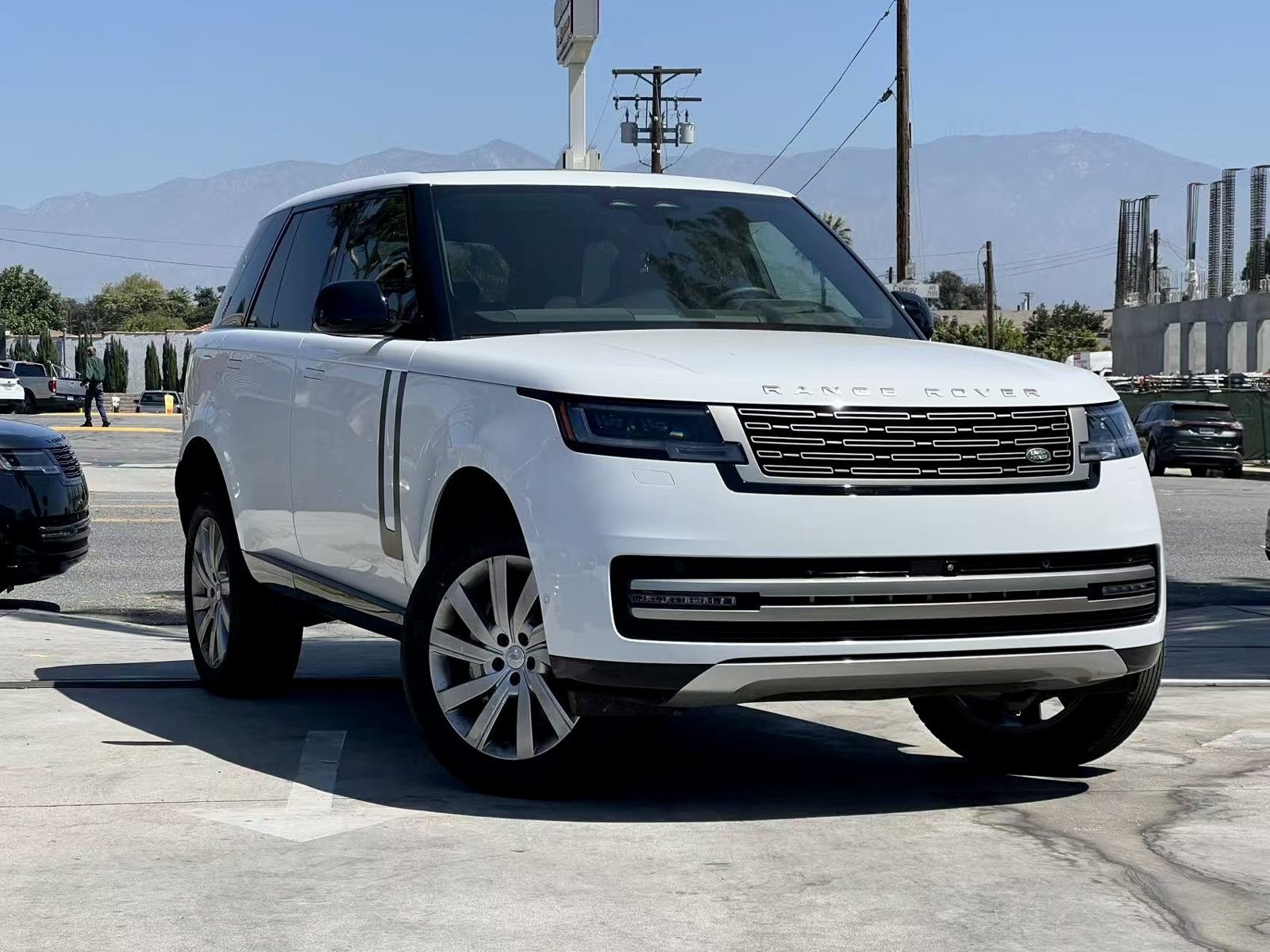 Used 2024 Land Rover Range Rover SE AWD/4WD image 4