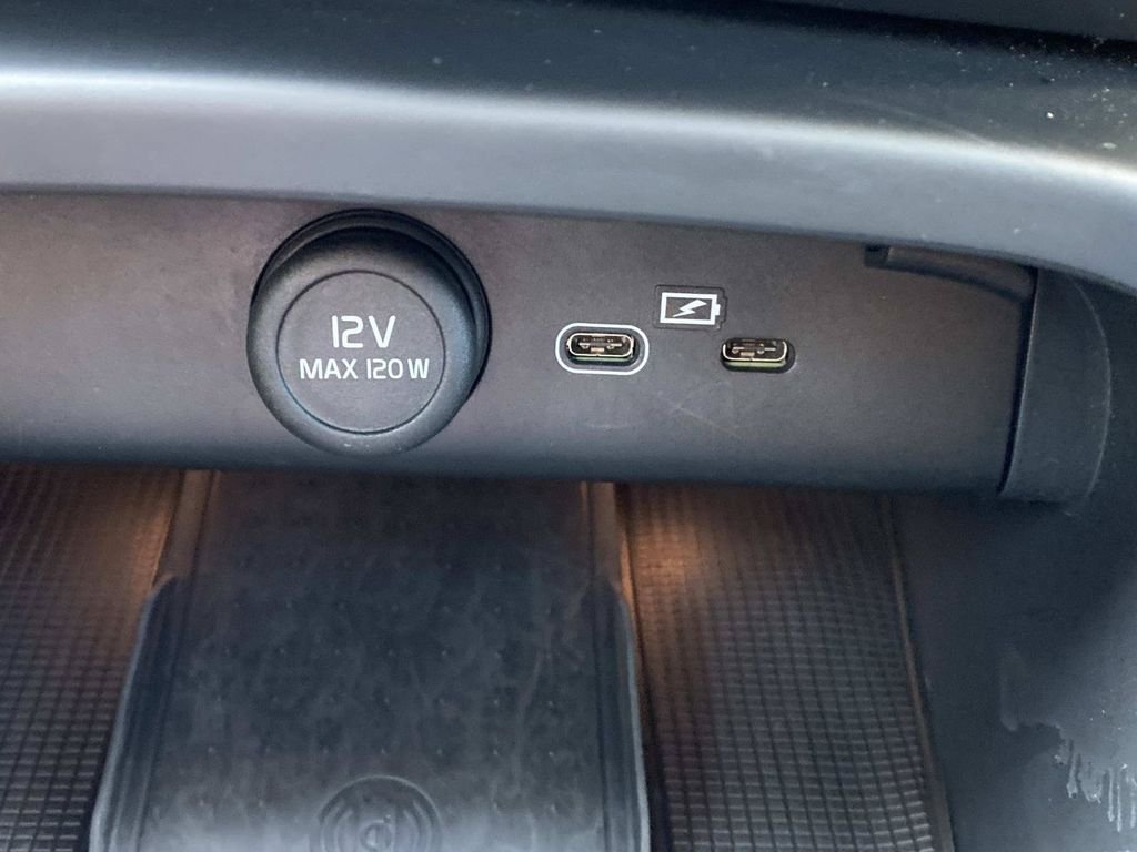 Used 2024 Volvo XC40 B5 Plus AWD/4WD image 30