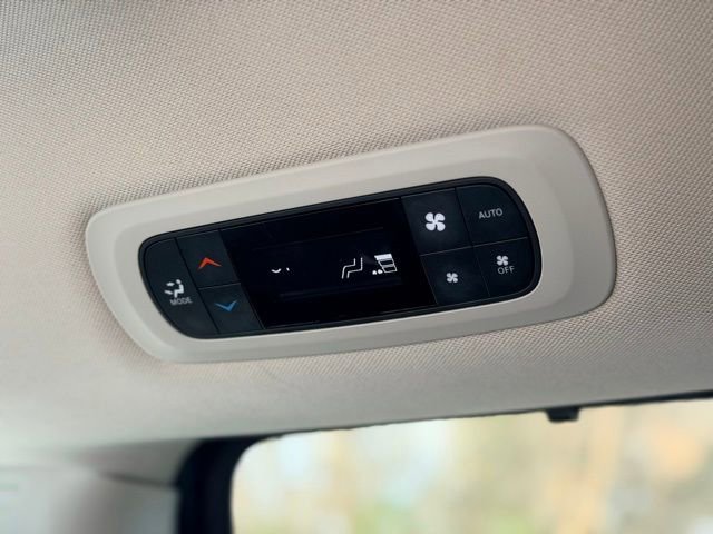 Used 2023 Chrysler Pacifica Touring-L image 24