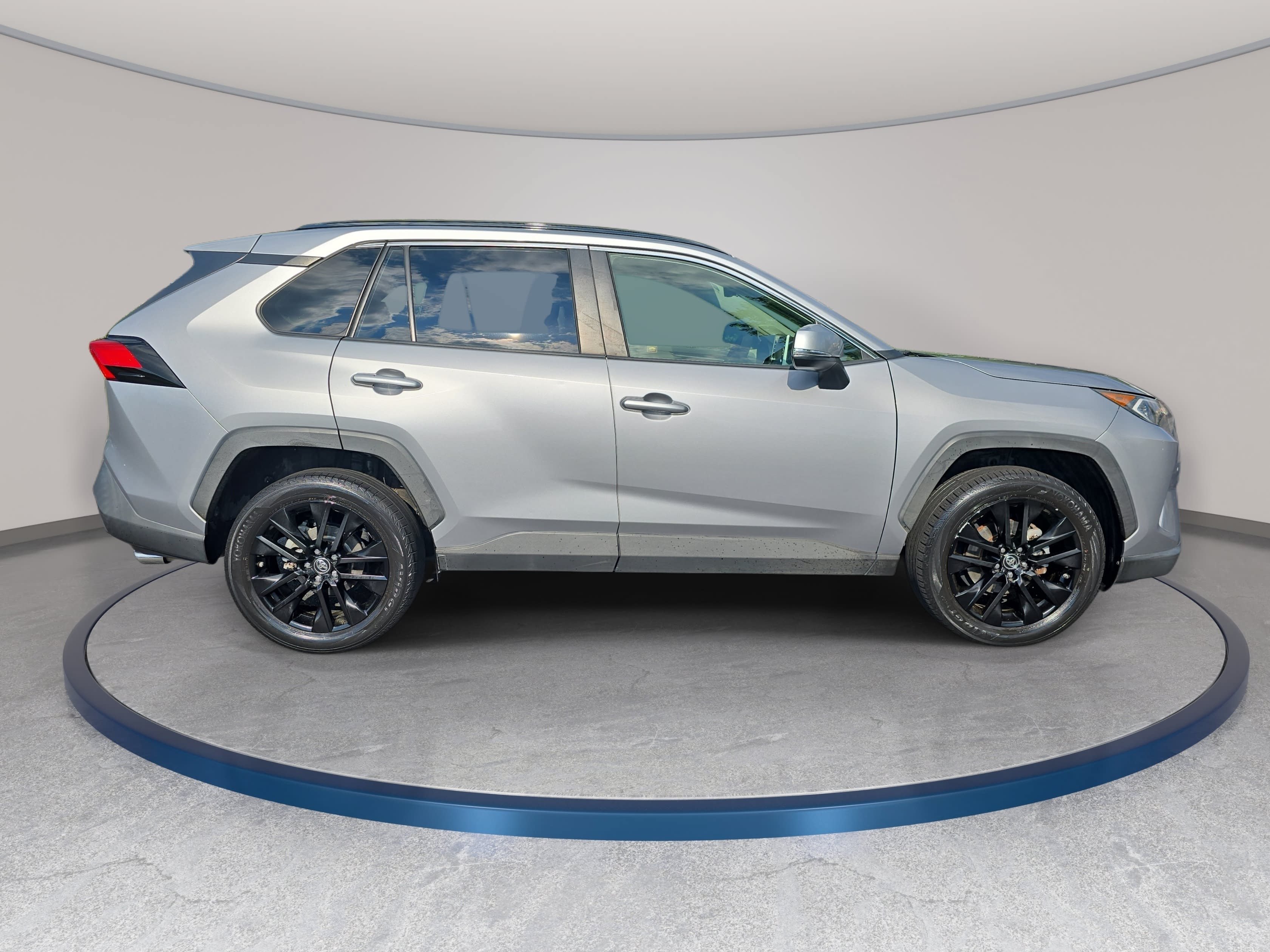 Used 2019 Toyota RAV4 XLE Premium w/ Advanced Technology Package FWD image 4