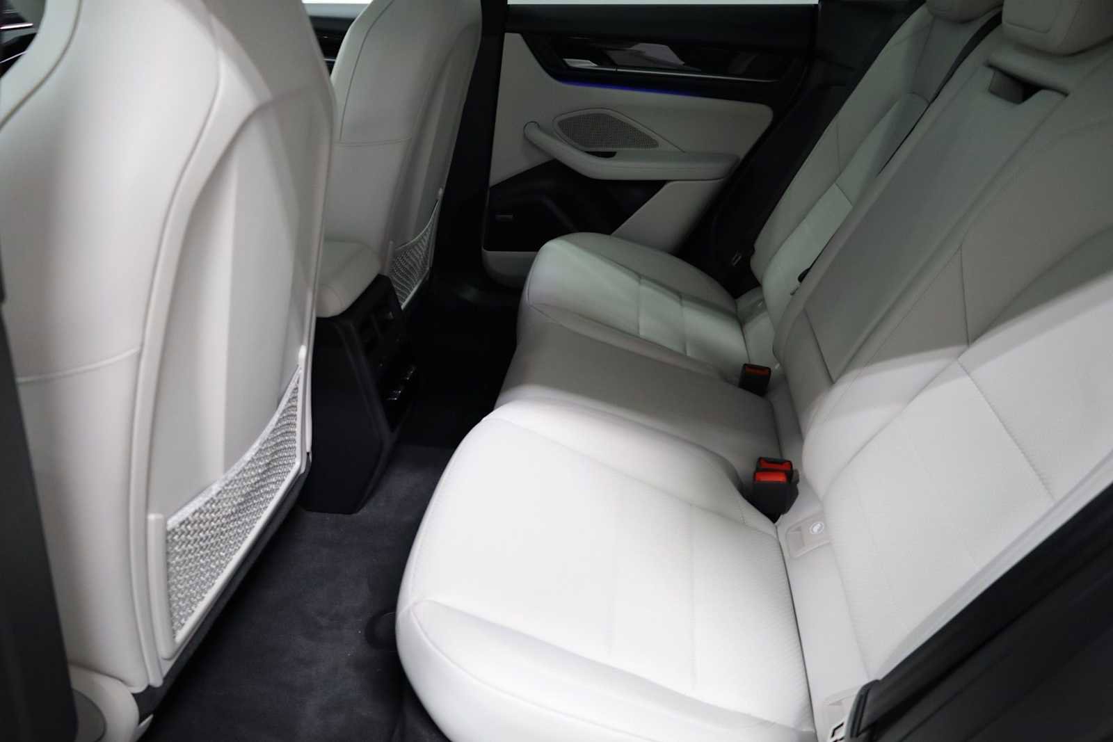 Certified 2025 Porsche Macan Electric image 37