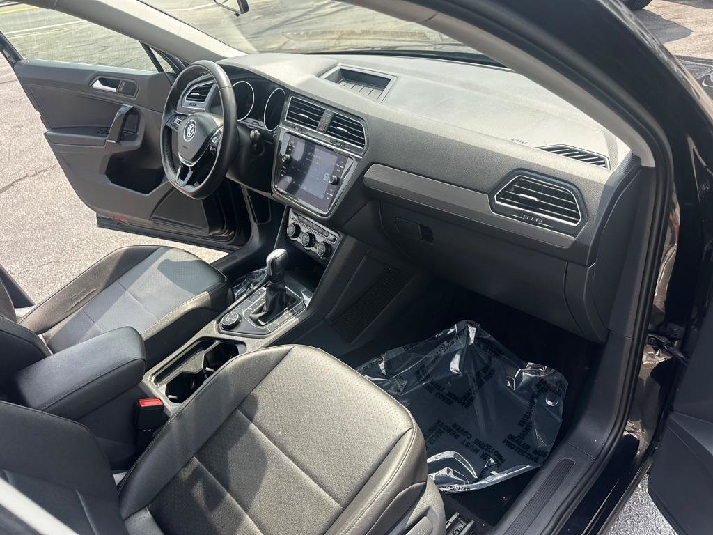 Used 2020 Volkswagen Tiguan SE w/ Panoramic Sunroof Package AWD/4WD image 11