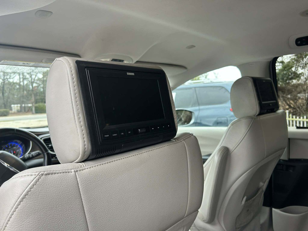 Used 2017 Chrysler Pacifica Touring-L w/ Tire & Wheel Group image 20