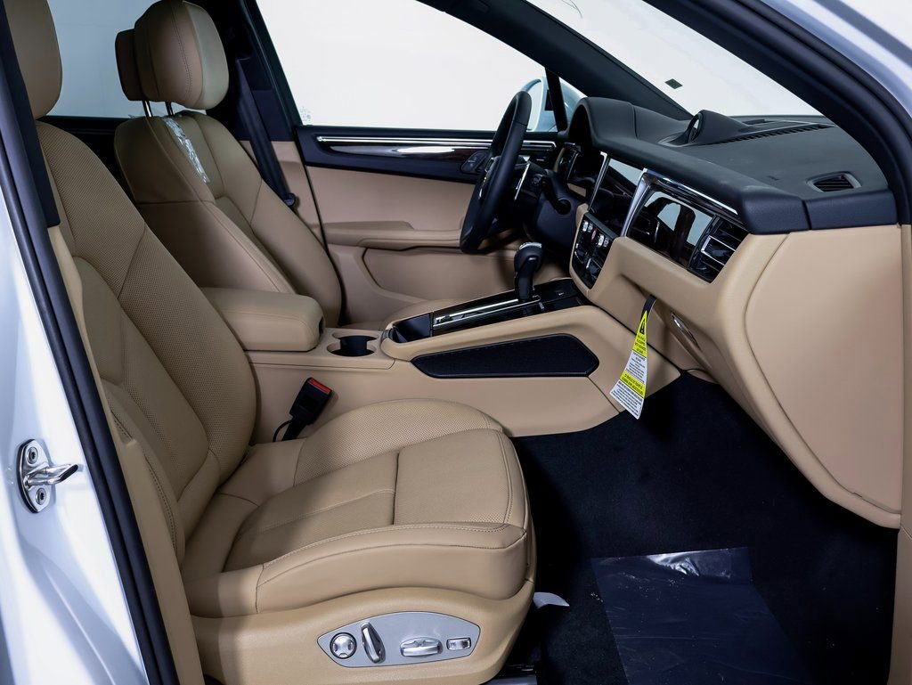 Certified 2025 Porsche Macan AWD/4WD image 8