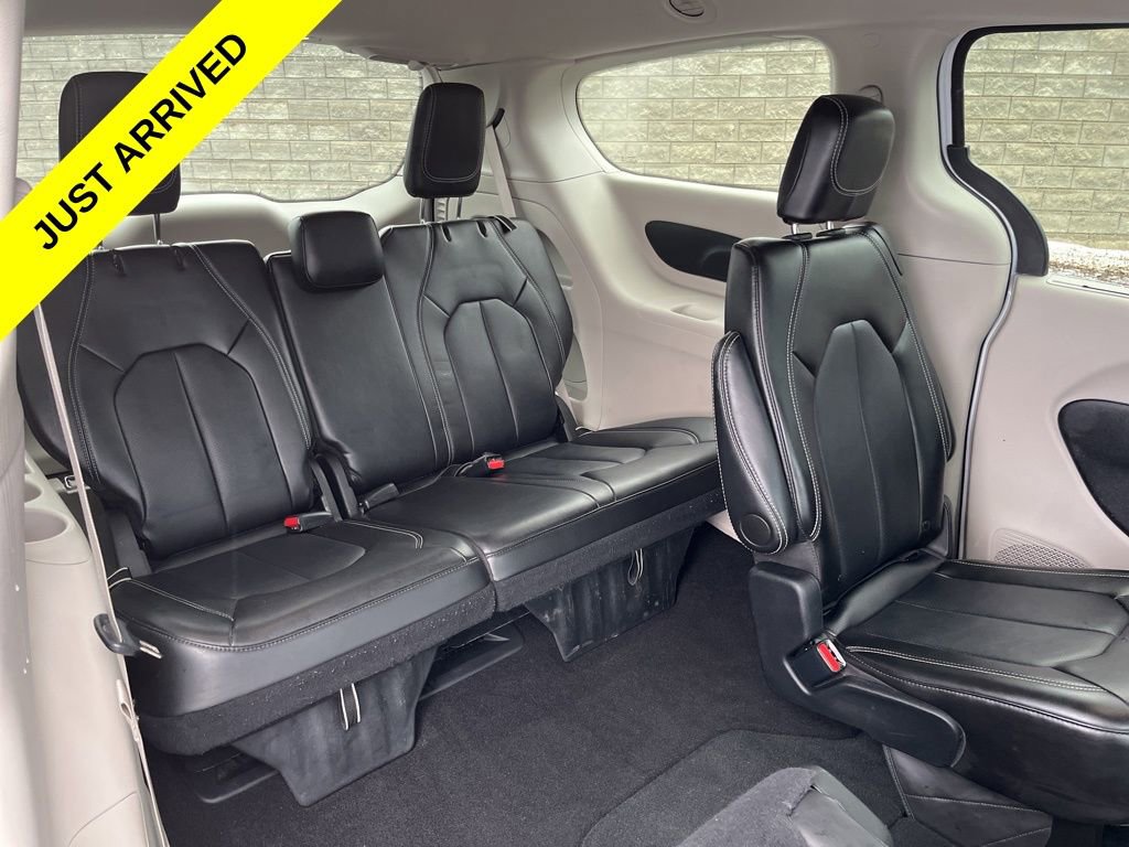 Used 2024 Chrysler Pacifica Touring-L image 14